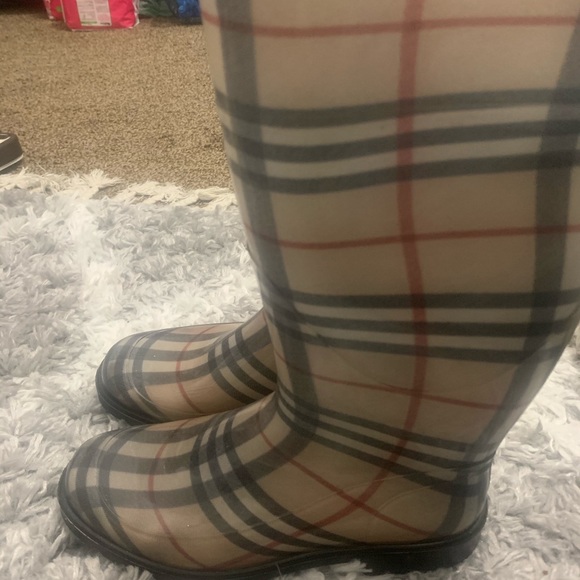 Burberry Rainboots size 7 - Picture 5 of 8